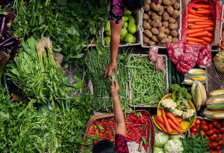 how-to-navigate-the-farmers-market.jpg