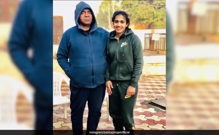 k48lv5h_babita-phogat-and-mahavir-phogat-insta_625x300_23_October_24.jpeg