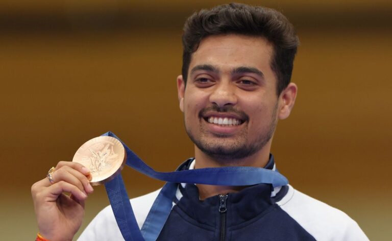 kv01cg9o_swapnil-kusale-with-his-medal_625x300_01_August_24.jpg